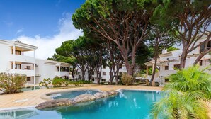 A pool surrounded by trees and white buildings. - Cliff Gardens Family Duplex (Albufeira)