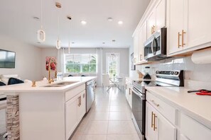 Private kitchen - Magic Family Retreat - Family House w/Games (Davenport)