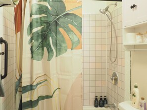 Hair dryer, towels, soap, toilet paper - Cozy 3BR Family Ranch with Full Kitchen – 4-Min Drive to UIUC & Memorial Stadium (Champaign)