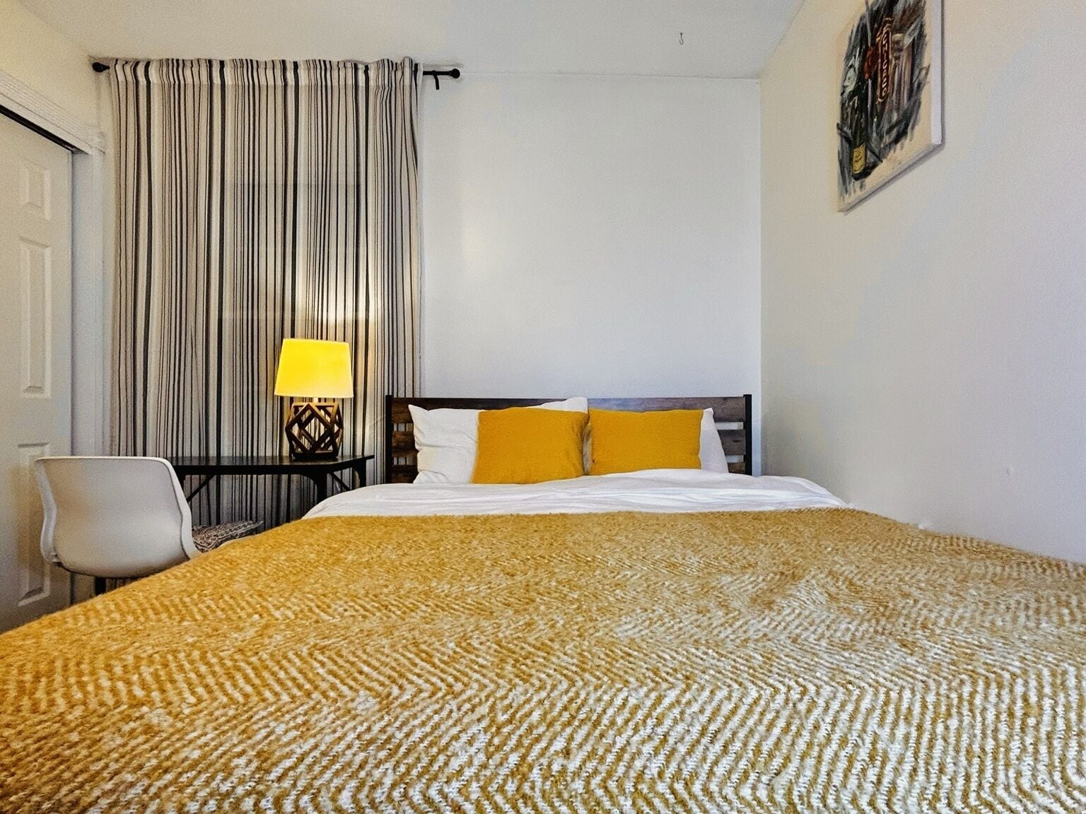 Tabla de planchar con plancha, wifi, ropa de cama