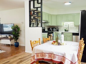 Dining - Cozy 3BR Family Ranch with Full Kitchen – 4-Min Drive to UIUC & Memorial Stadium (Champaign)