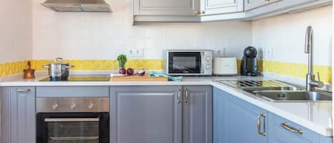 Refrigerador, microondas, horno, placa de cocina