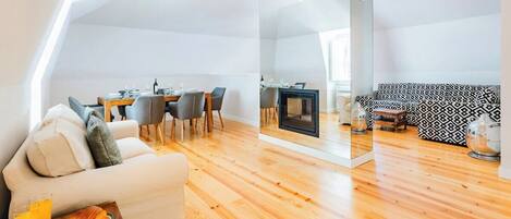 TV, fireplace