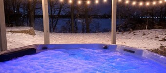 Luxury 5 BR Lakefront Retreat - New Salt Cell Hot Tub!