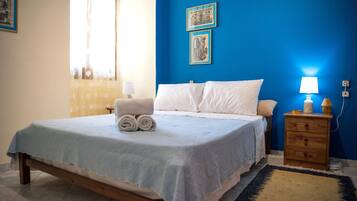 Una scrivania, ferro/asse da stiro, culla da viaggio, Wi-Fi gratuito