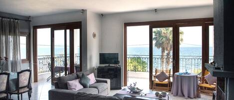 Télévision, chaîne hi-fi, espaces bureaux