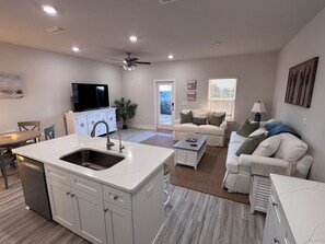 Smart TV - Coastal 3 BR Townhome overlooking St. Joe Bay - Golf Cart Included (Port St. Joe)