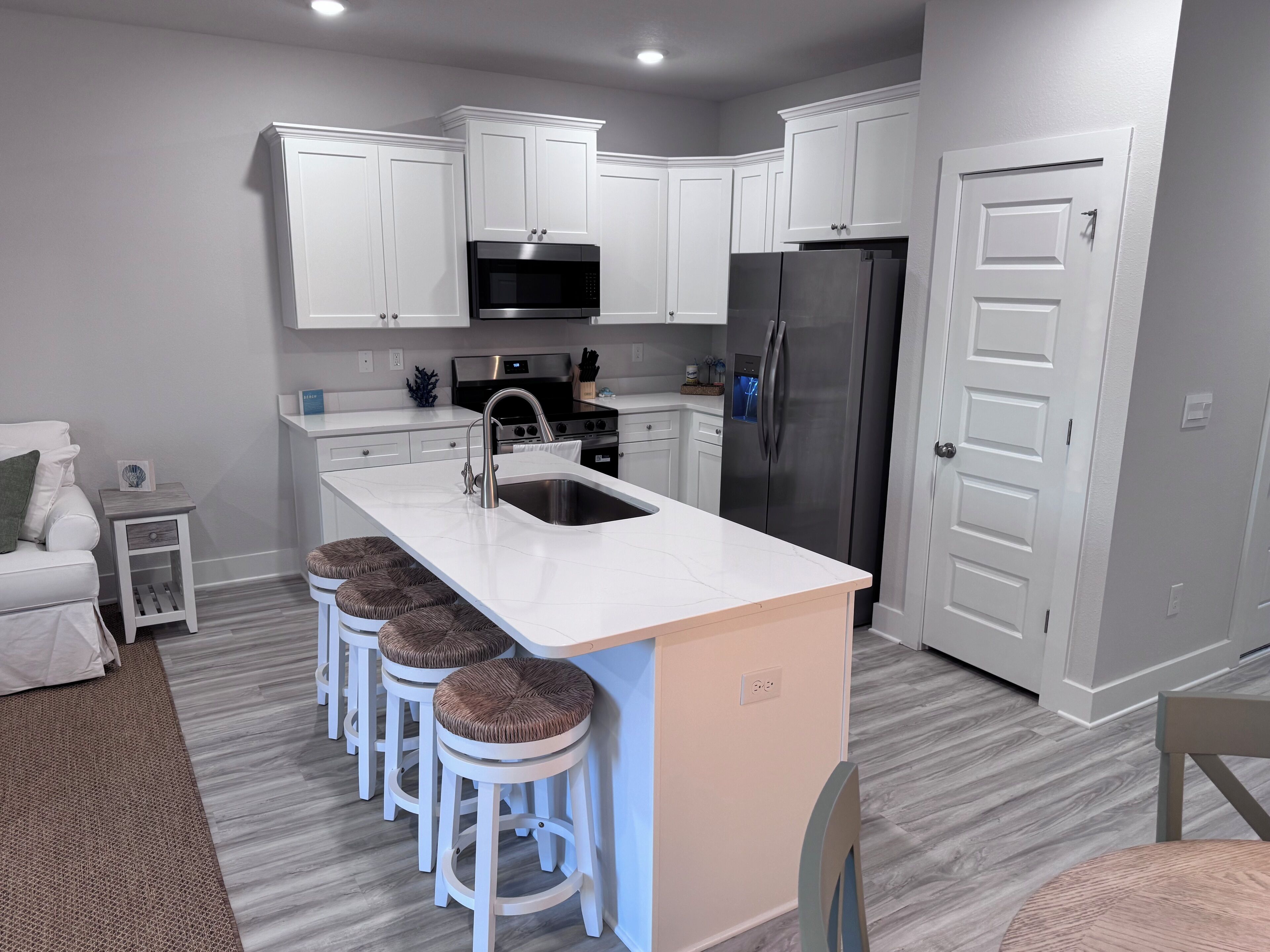 Réfrigérateur, micro-ondes, four, plaque de cuisson