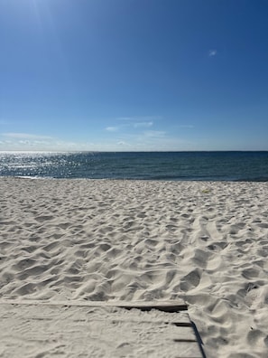 Chaises longues, serviettes de plage