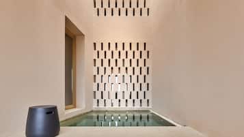 EOS Suite with Private Pool and Sea View | Ban công