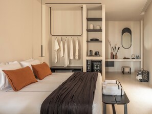 Caixa forta a l'habitació, escriptori i cortines opaques 