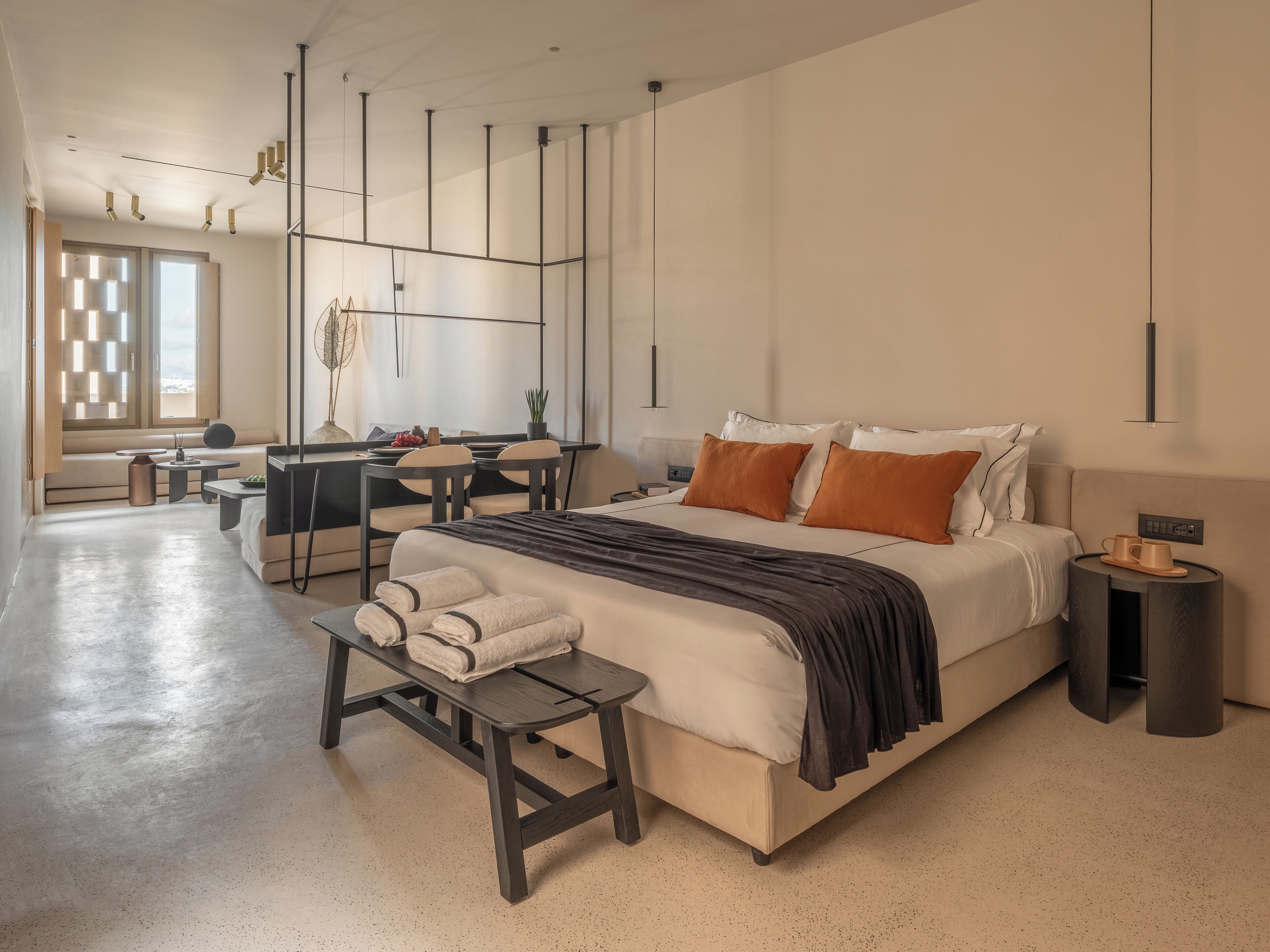 خزنة داخل الغرفة ومكتب وستائر تعتيم وتجهيزات عازلة للصوت