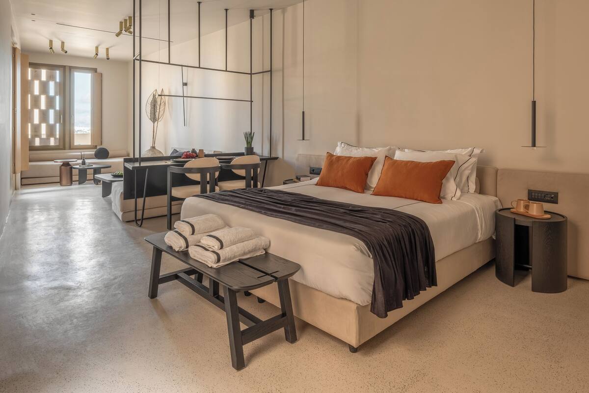 Caixa forta a l'habitació, escriptori i cortines opaques