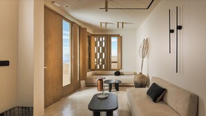 Master Suite with Private Pool | Sengetøy av topp kvalitet, memory foam-senger og safe på rommet