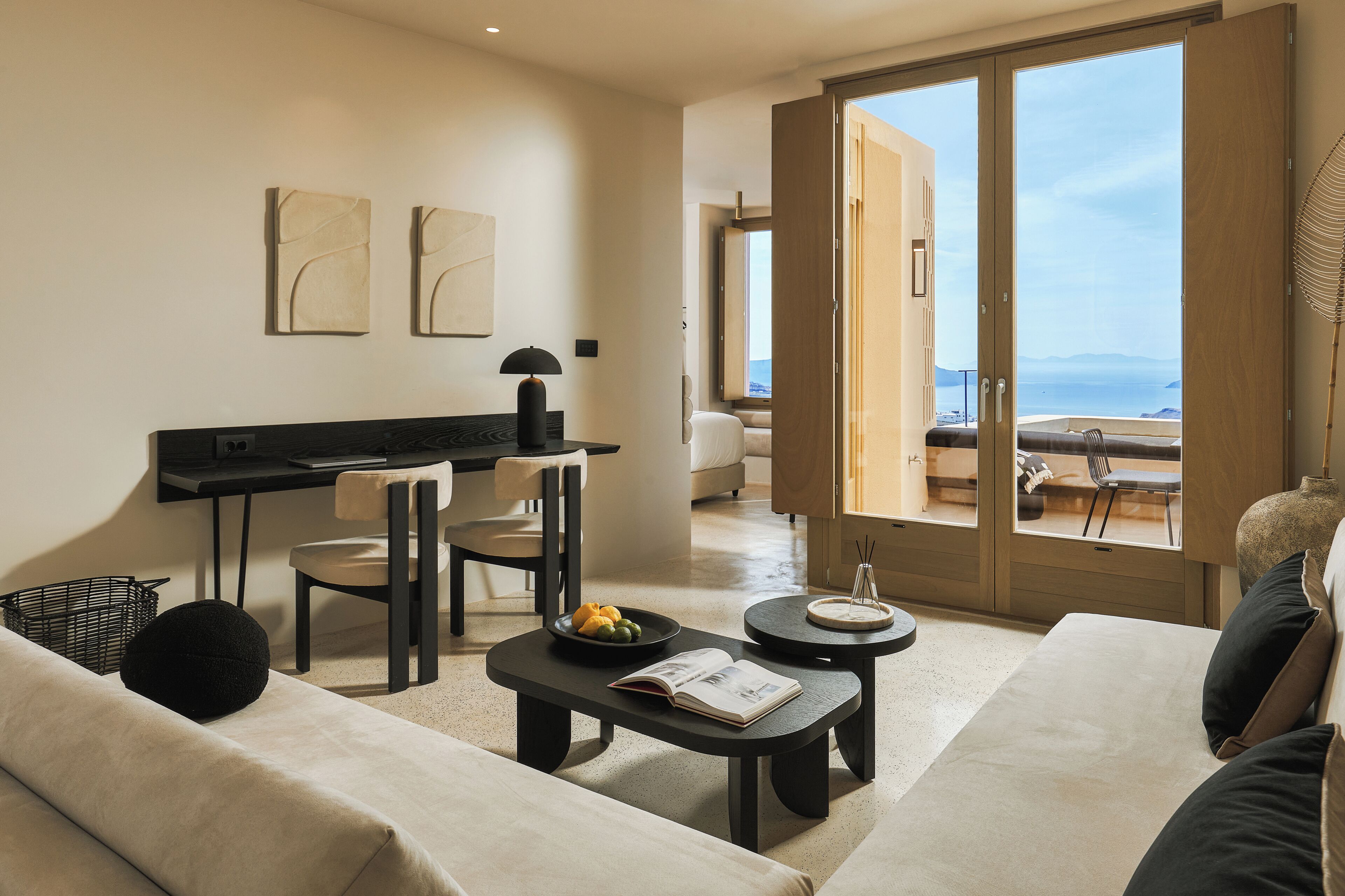 Grand Suite, Private Pool and Sea View | 거실 공간 | 위성 채널 시청이 가능한 43인치 LCD TV