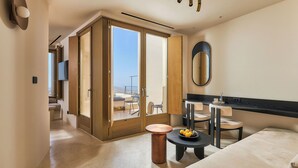 Premium Suite, Private Pool and Sea View | Oppholdsområde | En 43-tommers LCD-TV med Parabol-TV