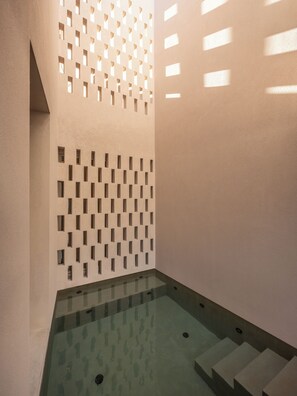 Piscina a l'aire lliure de temporada, para-sols i gandules 