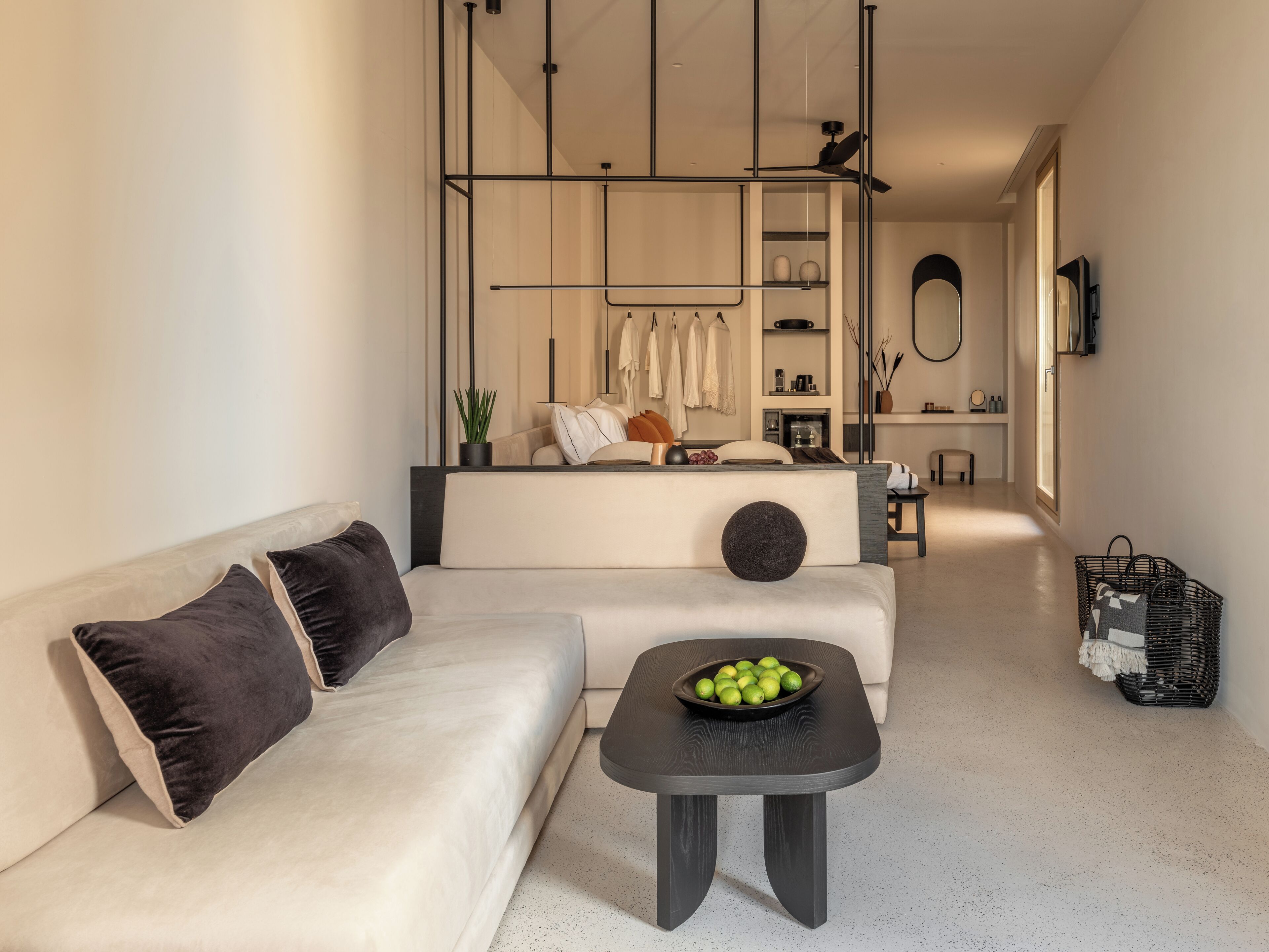 Master Suite with Private Pool | 起居区 | 43-英寸液晶电视（配备卫星频道）