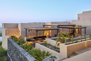 Front of property - evening/night - Enorme EOS Santorini (Santorini)