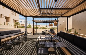 Free daily continental breakfast - Enorme EOS Santorini (Santorini)