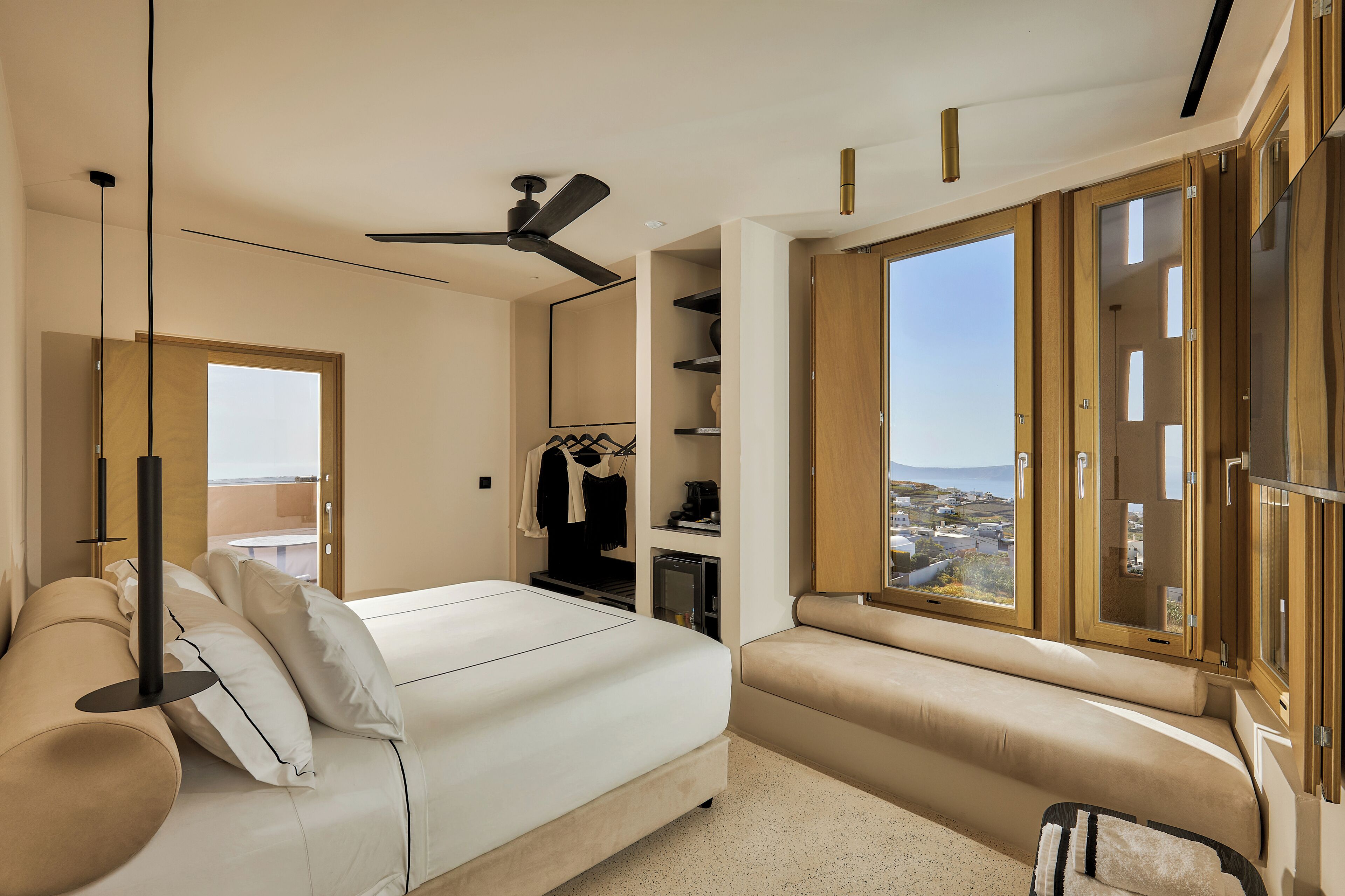 Junior Suite with Plunge Pool and Sea View | เครื่องนอนระดับพรีเมียม, เตียงเมมโมรีโฟม, ตู้นิรภัยในห้องพัก