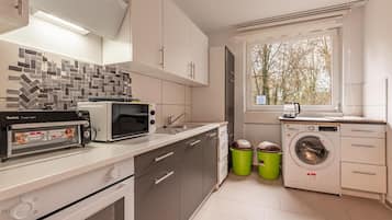 Mikrowelle, Herdplatte, Wasserkocher, Toaster