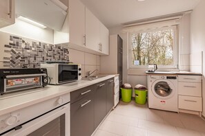 Mikrowelle, Herdplatte, Wasserkocher, Toaster