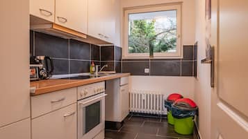 Mikrowelle, Herdplatte, Wasserkocher, Toaster