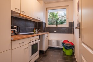 Mikrowelle, Herdplatte, Wasserkocher, Toaster