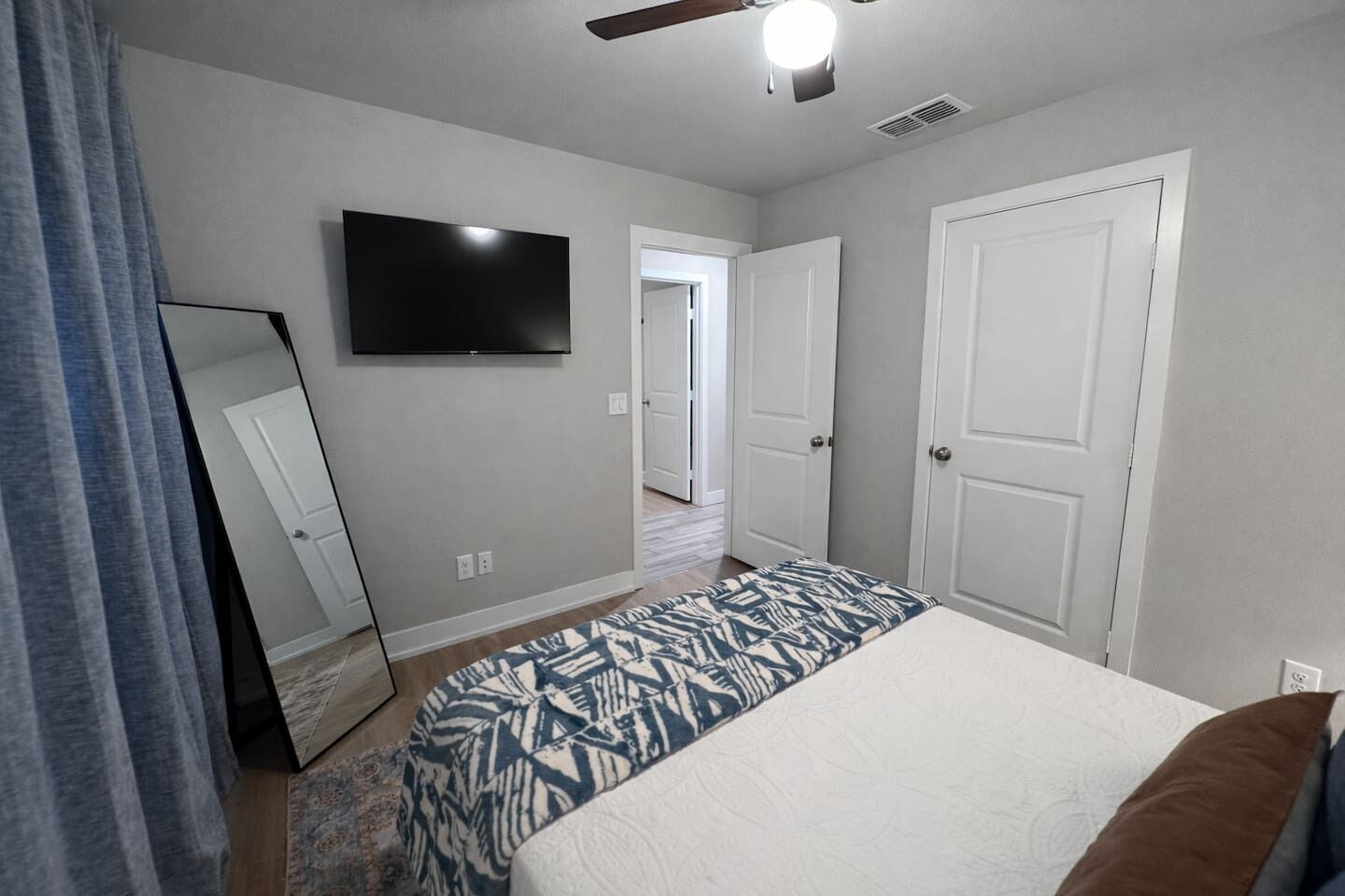 3 chambres, fer et planche à repasser, lit de bébé portatif