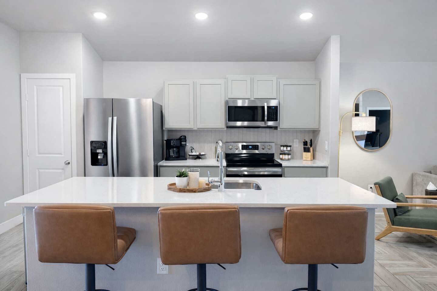 Een koelkast, een microgolfoven, een oven, een kookplaat