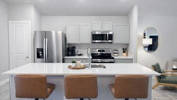 Een koelkast, een microgolfoven, een oven, een kookplaat