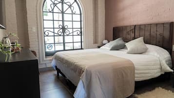 Standardværelse med dobbeltseng eller 2 enkeltsenge - terrasse - udsigt til have | Pengeskab på værelset, mørklægningsgardiner, gratis Wi-Fi