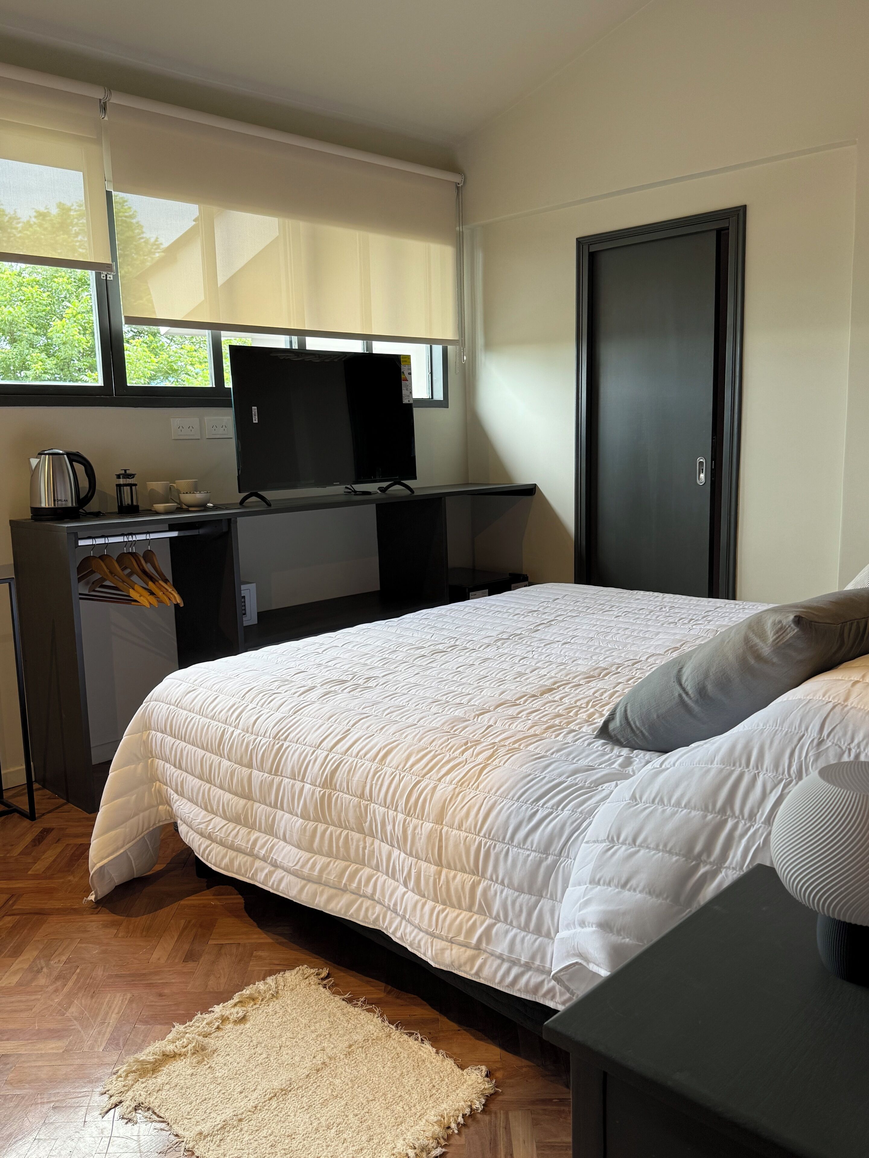 Standardværelse med dobbeltseng eller 2 enkeltsenge - byudsigt | Pengeskab på værelset, mørklægningsgardiner, gratis Wi-Fi