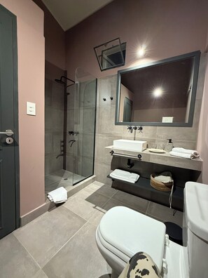 Standardværelse til 4 personer | Badeværelse | Bruser, hårtørrer, håndklæder, Sæbe