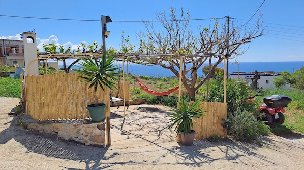 Property grounds - 'Fun' with Shared Garden and Wi-Fi (Syros)