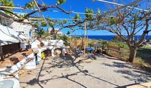 Property grounds - 'Fun' with Shared Garden and Wi-Fi (Syros)