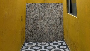 A narrow alleyway with yellow walls and a tiled floor. - Cozy little beach house, perfect for family and friends. (Alcobaça)