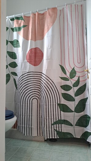 Shower, hair dryer, towels - Apartment 'Syros Mandala Studio-Zen' with Wi-Fi and Air Conditioning (Syros)