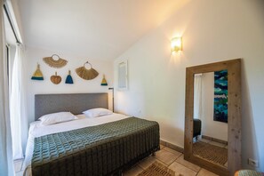 4 bedrooms, iron/ironing board, WiFi, bed sheets - 4-bedroom villa with secure heated pool (Porto-Vecchio)