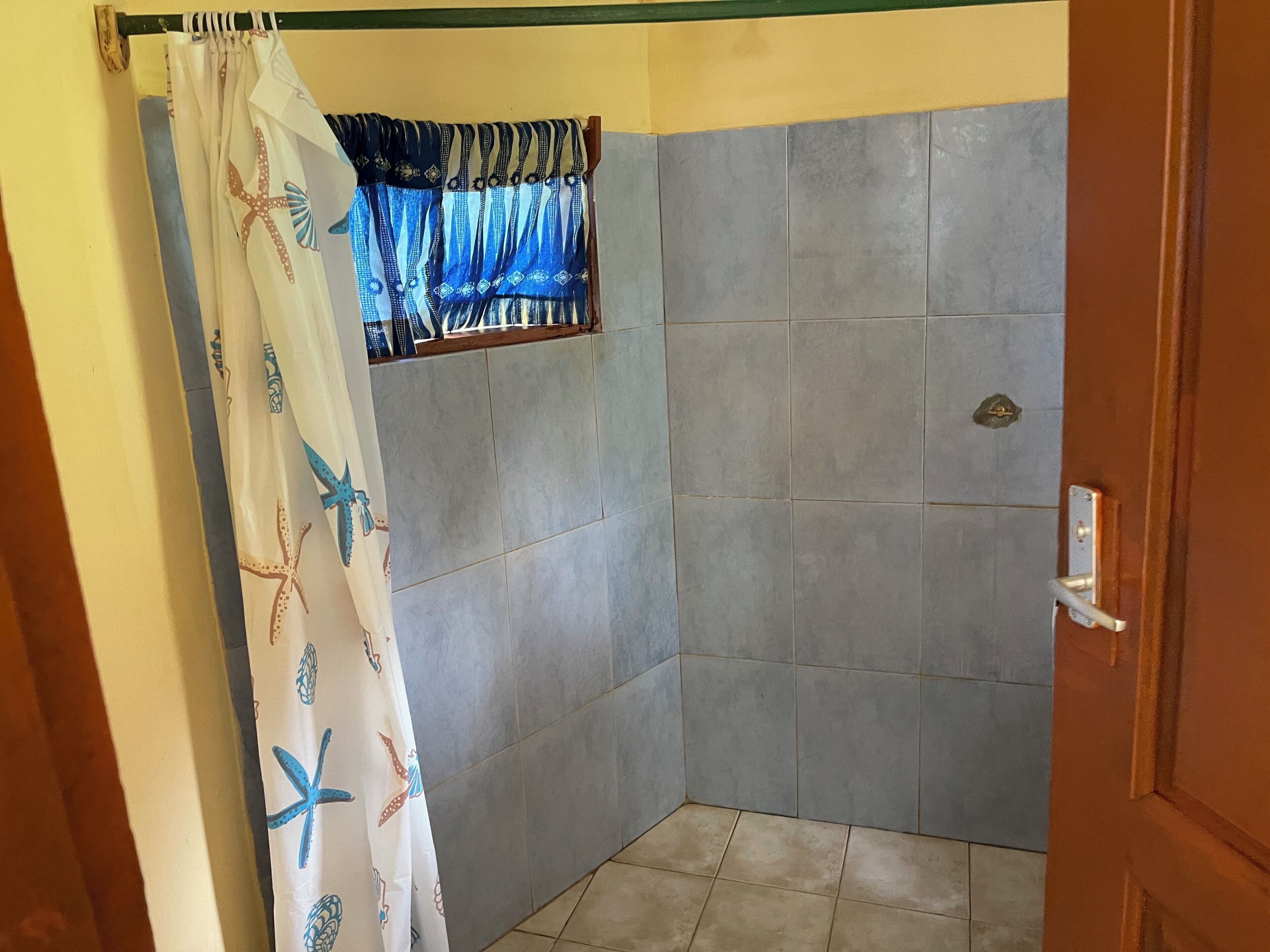 Ducha, toallas, jabón, papel higiénico