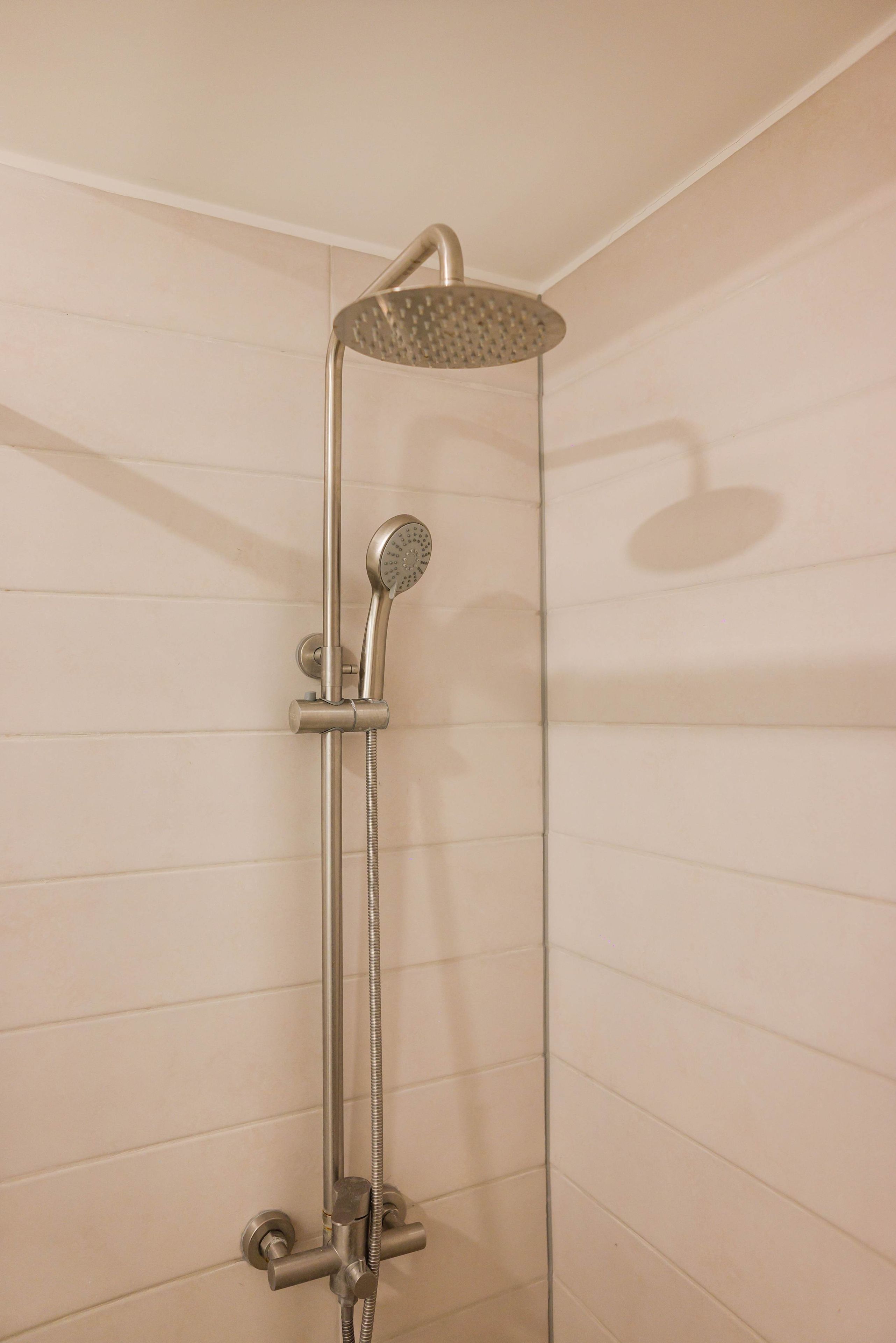 Douche, sèche-cheveux, serviettes fournies, shampoing