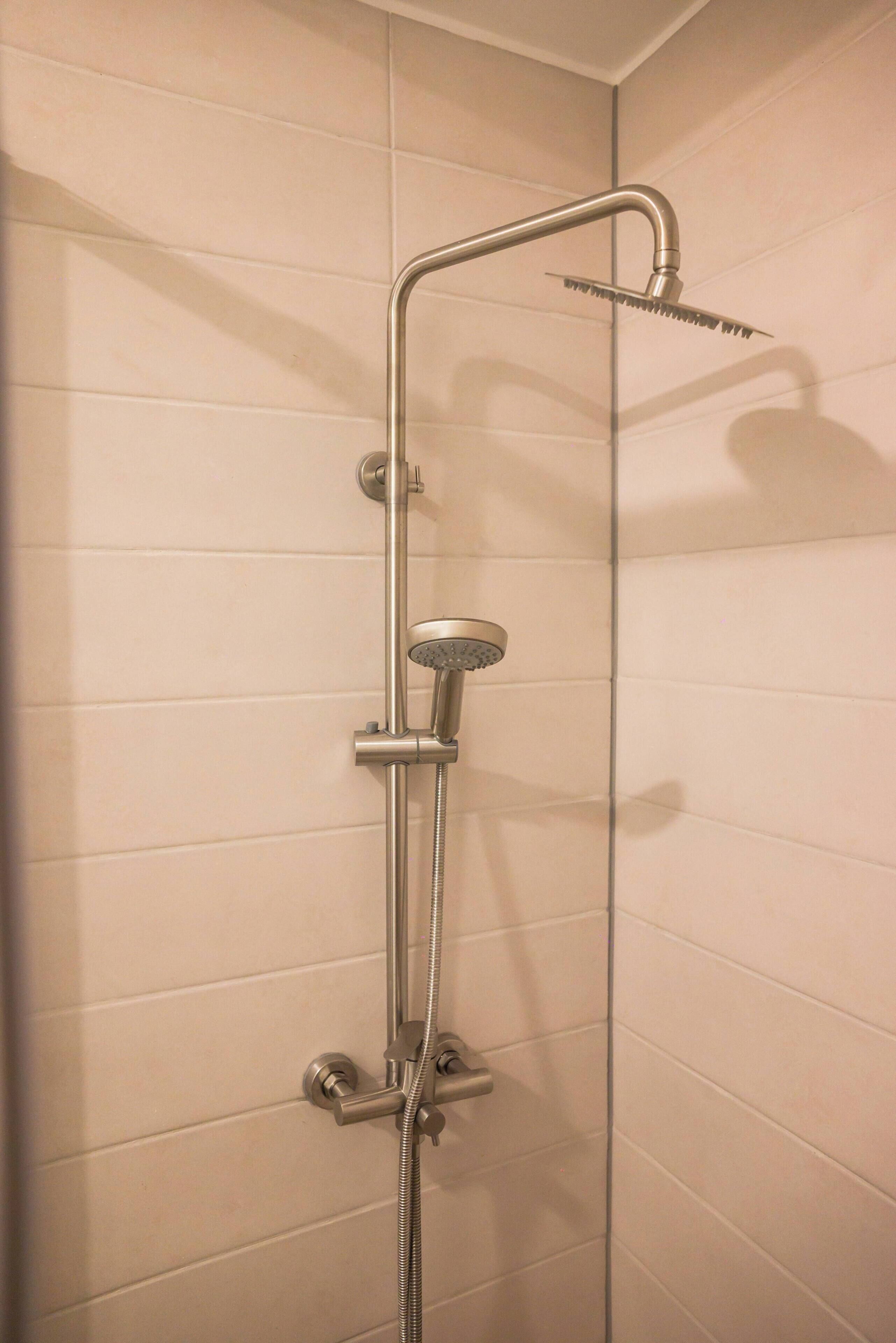 Douche, sèche-cheveux, serviettes fournies, shampoing