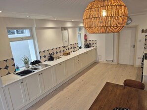 Private kitchen - Beautiful Newquay Coastal Home for Families (Cornwall)