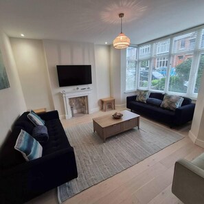 TV - Beautiful Newquay Coastal Home for Families (Cornwall)