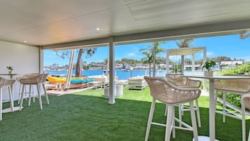 屋外ダイニングエリア