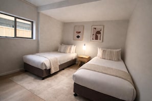 8 habitaciones, escritorio, tabla de planchar con plancha y wifi gratis