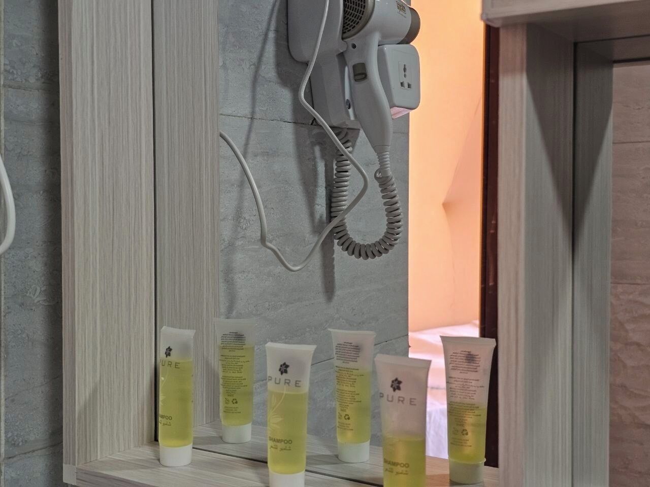 Dobbeltrom – deluxe, balkong, fjellutsikt | Bad | Dusj, toalettartikler (inkludert), hårføner og håndklær