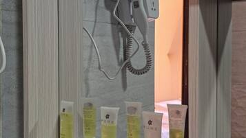 Dobbeltrom – deluxe, balkong, fjellutsikt | Bad | Dusj, toalettartikler (inkludert), hårføner og håndklær