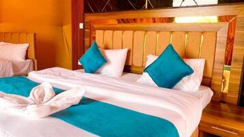 Safe på rommet, blendingsgardiner og wi-fi (inkludert)